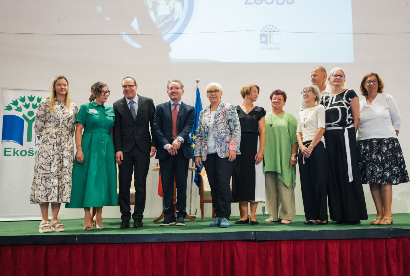 Skupinska fotografija predsednica in mentorjev Ekošole.