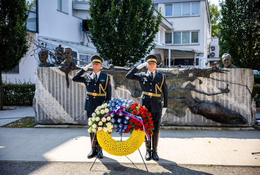 V počastitev državnega praznika priključitve Prekmurja in združitve prekmurskih Slovencev z matičnim narodom je Garda Slovenske vojske v imenu predsednice Republike Slovenije Nataše Pirc Musar položila venec k spomeniku ob 100. obletnici priključitve Prek