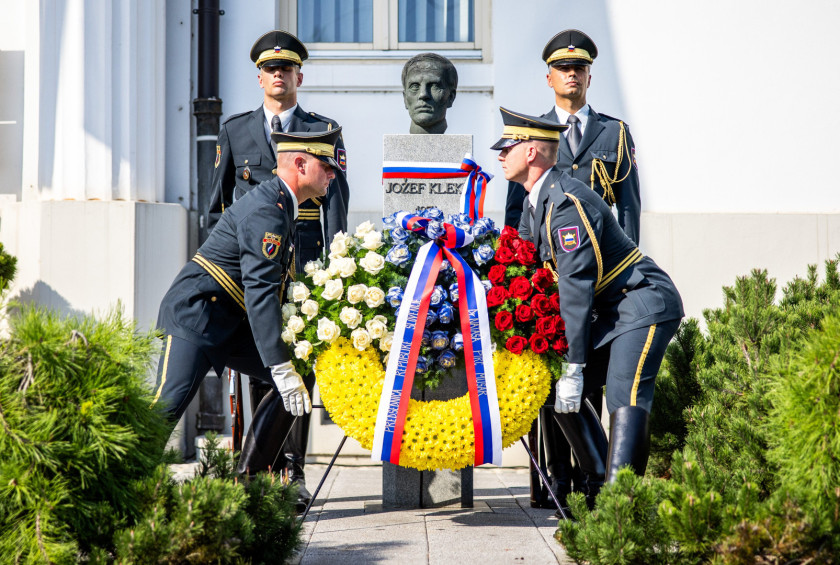 V počastitev državnega praznika priključitve Prekmurja in združitve prekmurskih Slovencev z matičnim narodom je Garda Slovenske vojske v imenu predsednice Republike Slovenije Nataše Pirc Musar položila venec k spomeniku ob 100. obletnici priključitve Prek