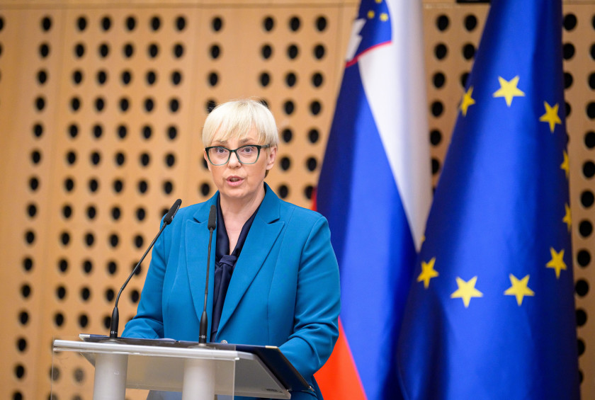 Predsednica nagovarja zbrane diplomate.
