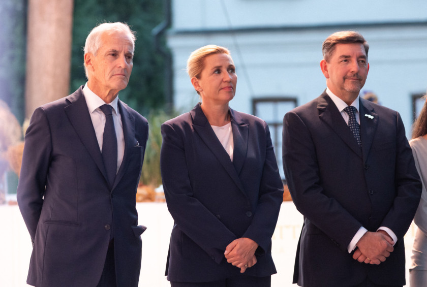 Soprog in dva udeleženca sprejema stojijo in spremljajo dogajanje.