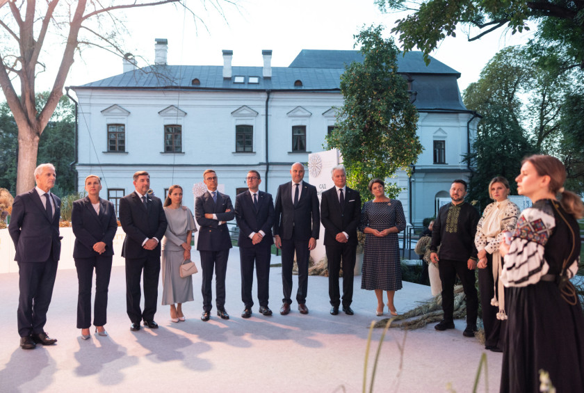 Udeleženci sprejema spremljajo glasbeni nastop.