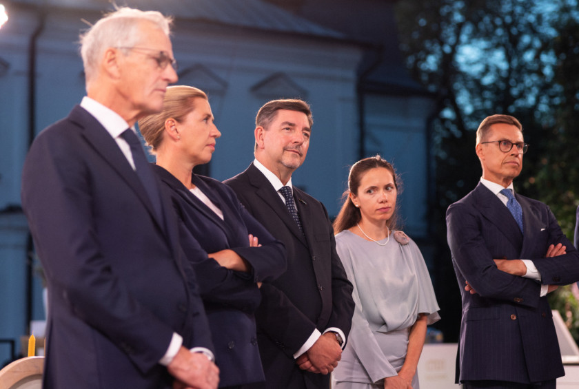 Udeleženci sprejema spremljajo glasbeni nastop.
