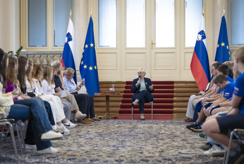 Predsednica republike med pogovorom z mladimi kreativci v Predsedniški palači. 