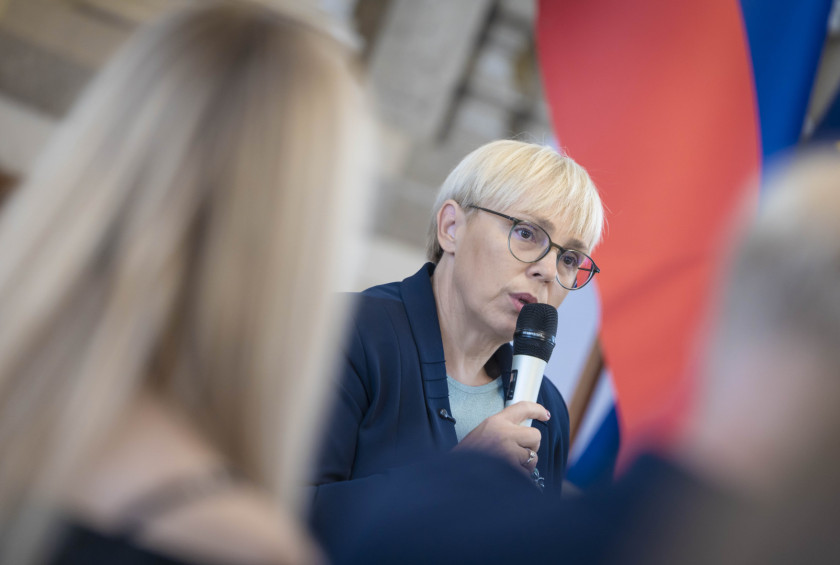 Predsednica republike med pogovorom z mladimi kreativci v Predsedniški palači. 