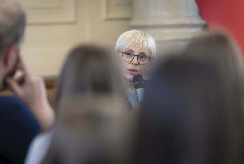 Predsednica republike med pogovorom z mladimi kreativci v Predsedniški palači. 