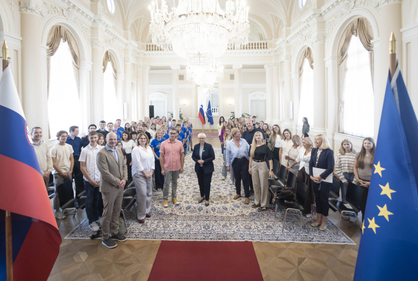 Skupinska fotografija predsednice republike in mladih, v spremstvu učiteljev in mentorjev. 