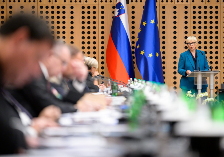 Predsednica nagovarja zbrane diplomate.