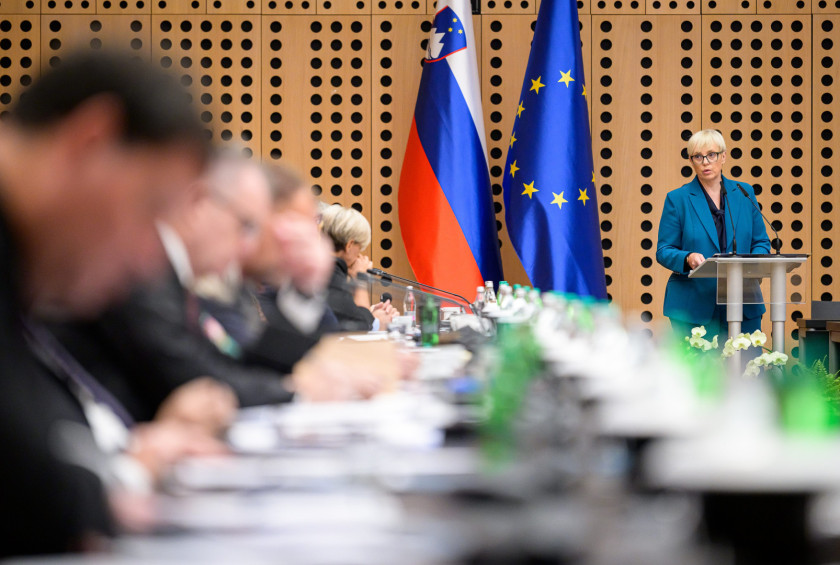 Predsednica nagovarja zbrane diplomate.