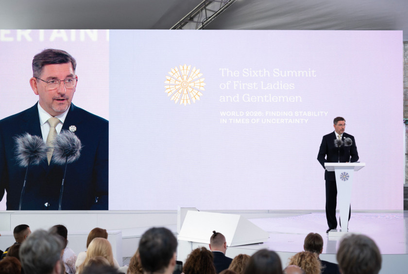 Nastop soproga na mednarodni konferenci.