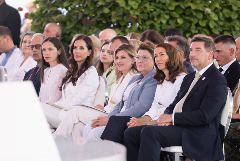 Fotografija udeležencev konference, ki v prvi vrsti spremljajo dogajanje na odru.
