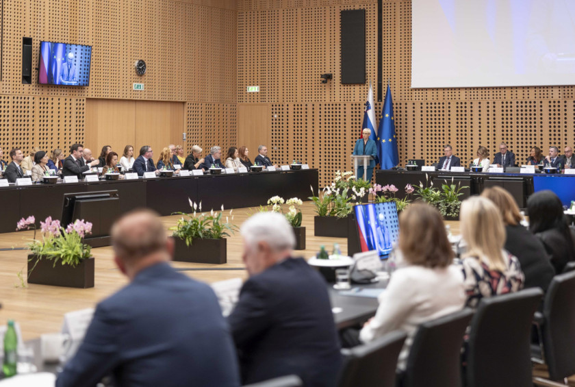 Predsednica nagovarja zbrane diplomate.