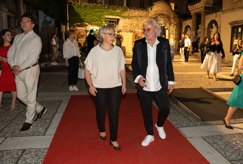 Predsednica republike in režiser filma Peter Bratuša prihajata na prizorišče premiere v ljubljanske Križanke. 