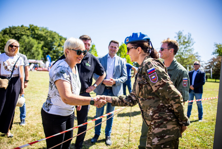 Predsednica republike se je oglasila tudi na razstavnem prostoru Slovenske vojske. Na fotografiji med rokovanjem z vojakinjo.