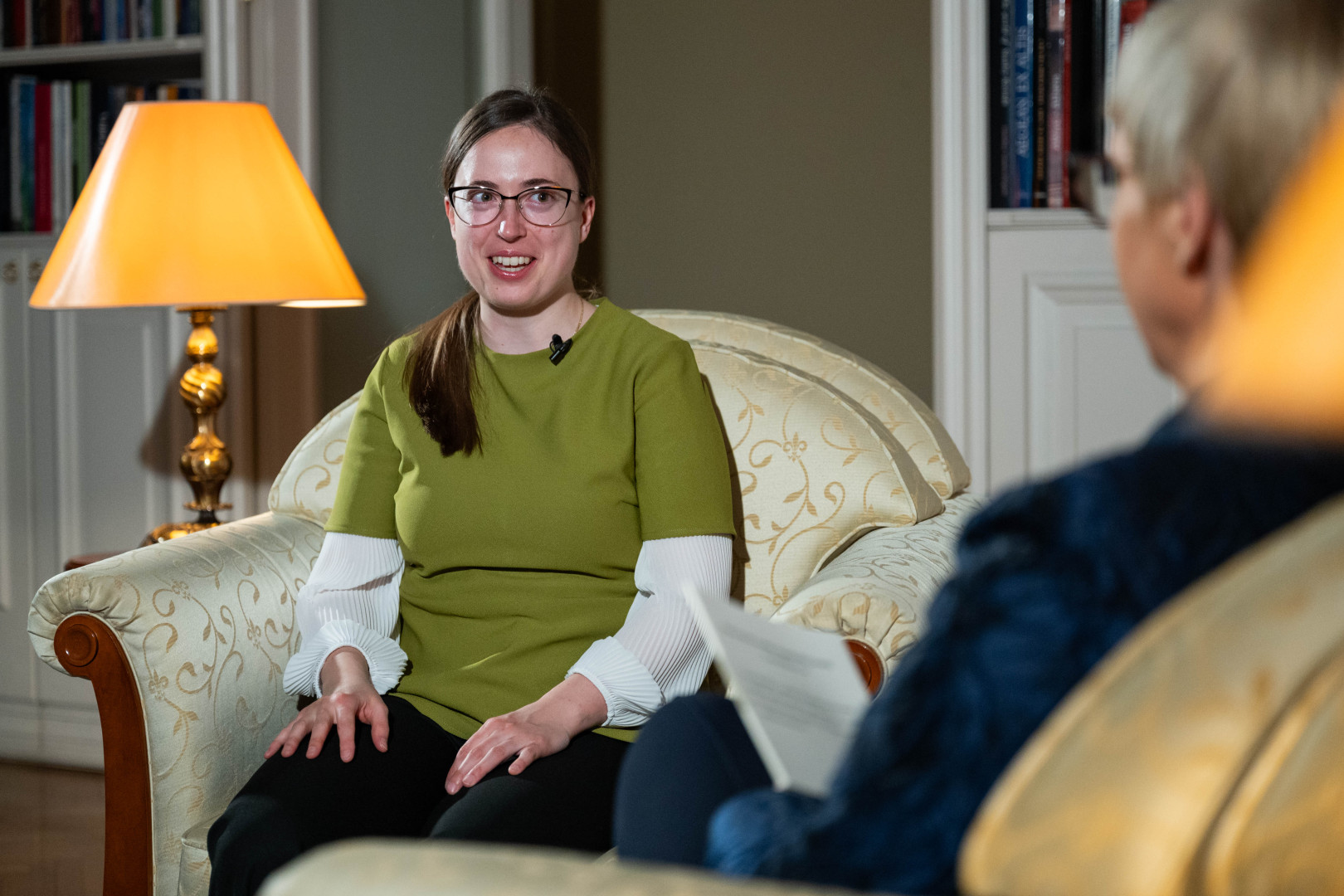 Portret dirigentke, ki se pogovarja s predsednico.