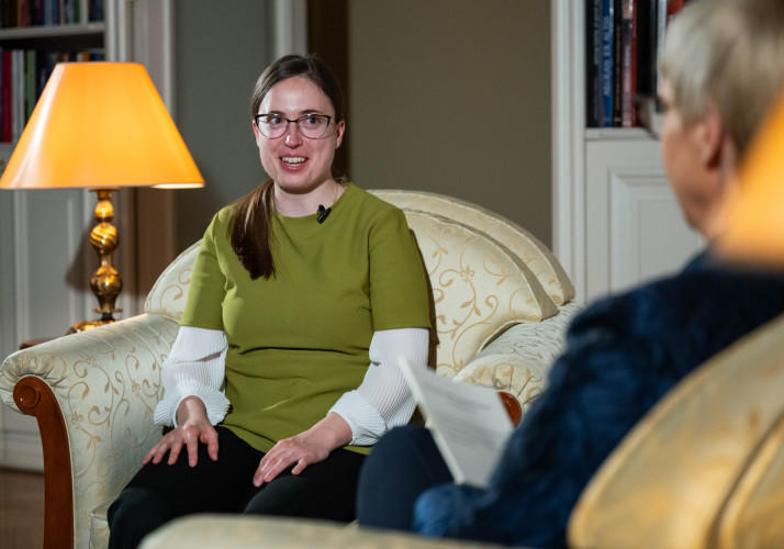 Portret dirigentke, ki se pogovarja s predsednico.