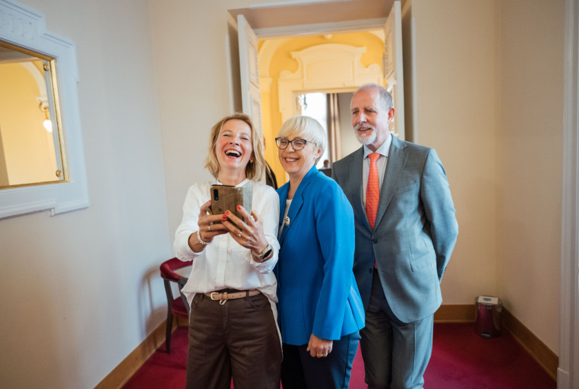 Predsednica Republike Slovenije Nataša Pirc Musar med fotografiranjem selfija.