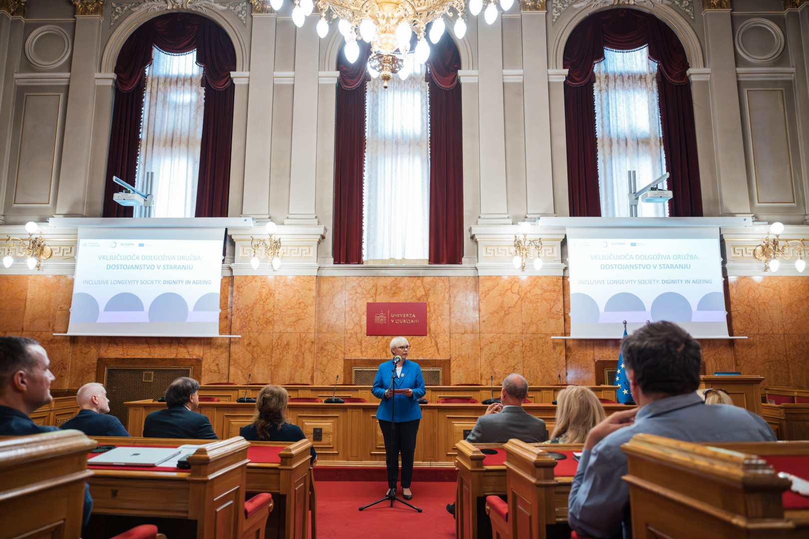 Predsednica Republike Slovenije Nataša Pirc Musar nagovarja udeležence mednarodne konference o dostojnem staranju v Zbornični dvorani Univerze v Ljubljani.