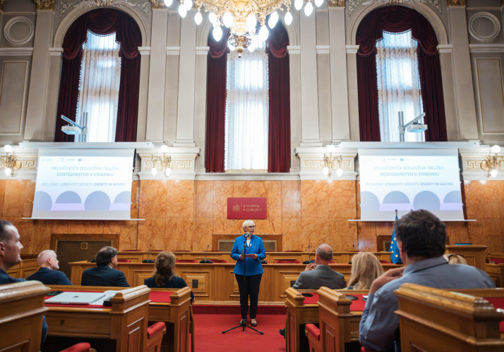 Predsednica Republike Slovenije Nataša Pirc Musar nagovarja udeležence mednarodne konference o dostojnem staranju v Zbornični dvorani Univerze v Ljubljani.