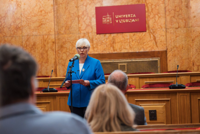 Predsednica Republike Slovenije Nataša Pirc Musar nagovarja udeležence mednarodne konference o dostojnem staranju v Zbornični dvorani Univerze v Ljubljani.