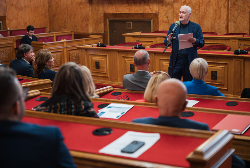 Govornik med nagovorom udeležencev mednarodne konference o dostojnem staranju v Zbornični dvorani Univerze v Ljubljani.