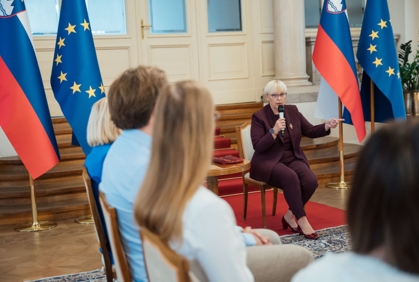 Predsednica Republike Slovenije med pogovorom z mladimi iz inštituta Global Shapers. 2. Predsednica Republike Slovenije z mladimi iz inštituta Global Shapers za skupinsko fotografijo. 3. Mladi iz inštituta Global Shapers med obiskom predsedniške palač