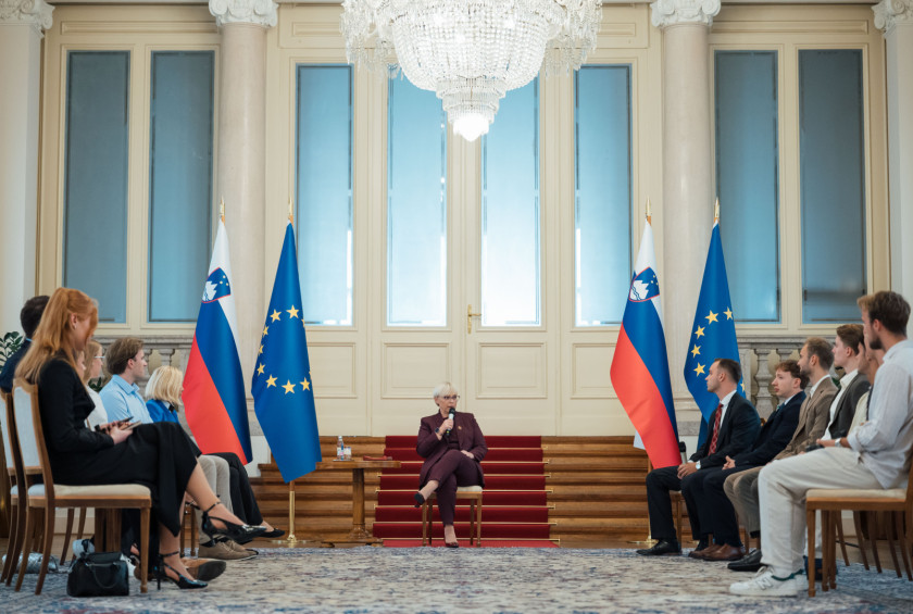 Predsednica Republike Slovenije med pogovorom z mladimi iz inštituta Global Shapers.