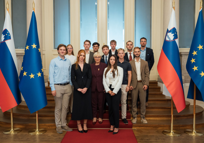Predsednica Republike Slovenije z mladimi iz inštituta Global Shapers za skupinsko fotografijo.