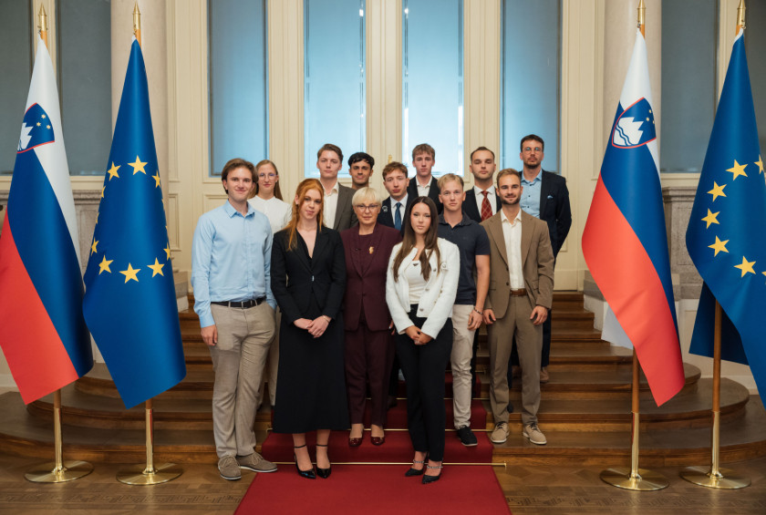 Predsednica Republike Slovenije z mladimi iz inštituta Global Shapers za skupinsko fotografijo.