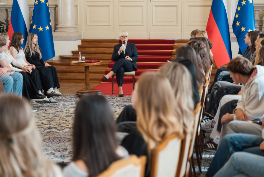 Predsednica med pogovorom z dijaki.