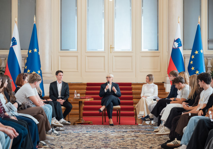 Predsednica nagovarja mlade v Veliki dvorani.