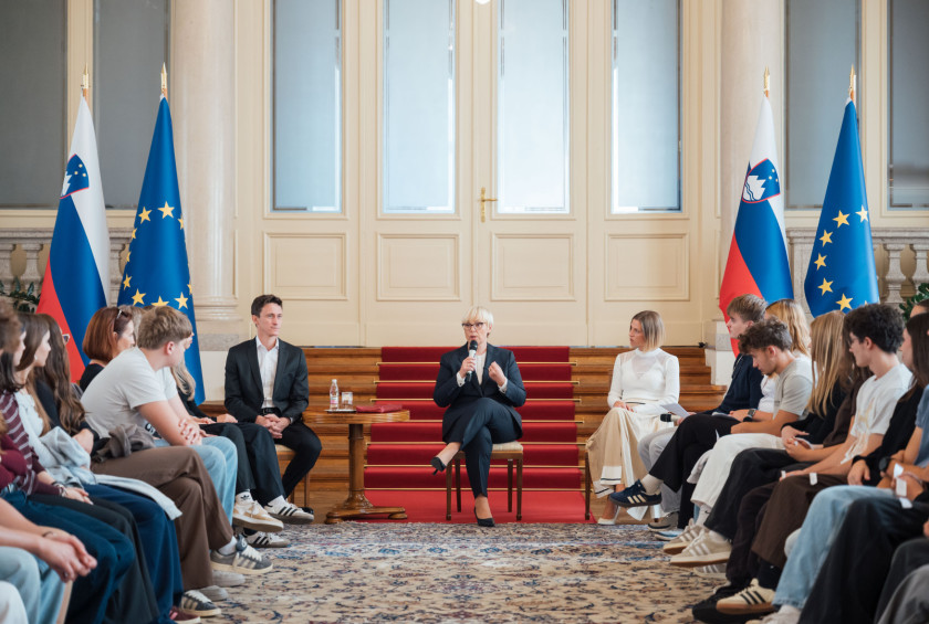 Predsednica nagovarja mlade v Veliki dvorani.