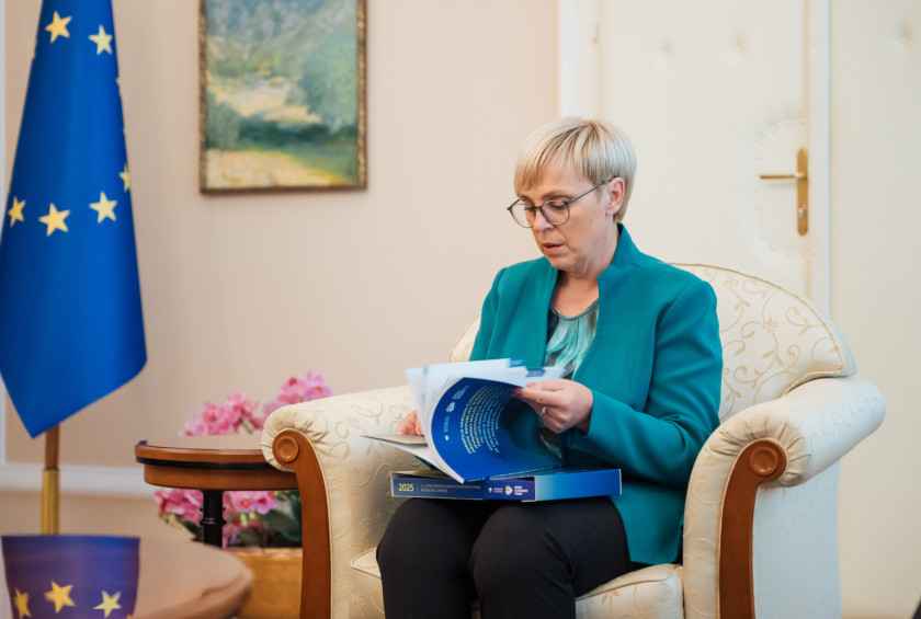 Predsednica republike med listanjem letnega poročila za leto 2026. 