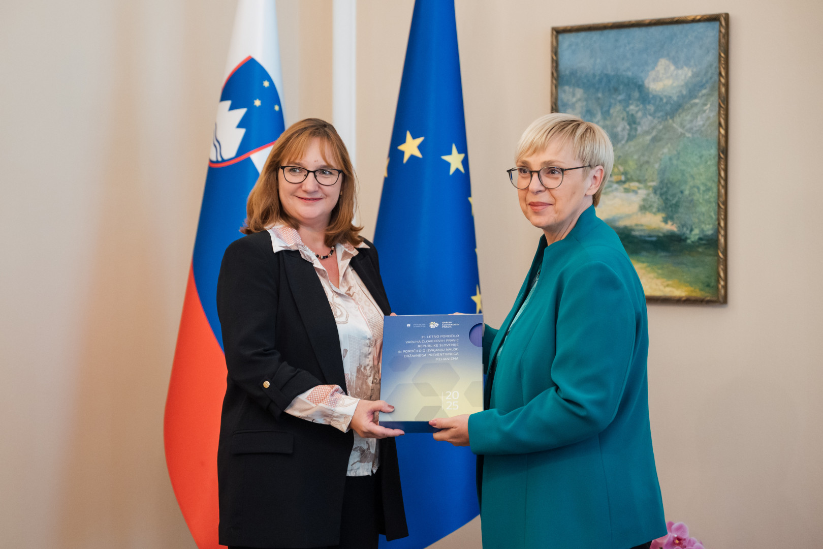 Predsednica republike Nataša Pirc Musar in varuhinja človekovih pravic dr. Simona Drenik Bavdek med prevzemanjem letnega poročila za leto 2026. 