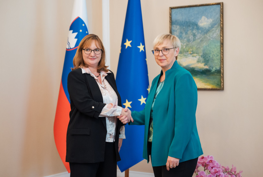 Predsednica republike Nataša Pirc Musar in varuhinja človekovih pravic dr. Simona Drenik Bavdek med rokovanjem.