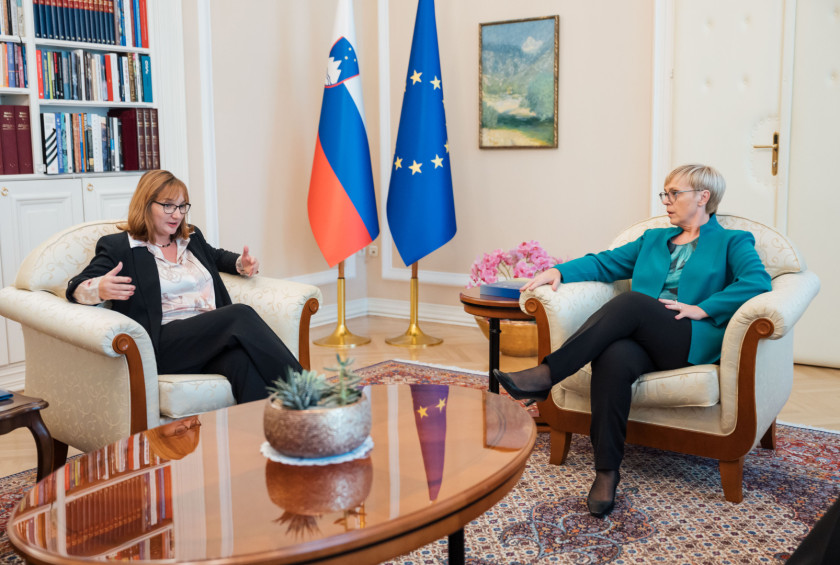 Predsednica republike Nataša Pirc Musar in varuhinja človekovih pravic dr. Simona Drenik Bavdek med pogovorom.