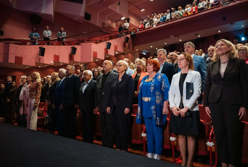 Predsednica republike med udeleženci festivala F3ŽO v Cankarjevem domu.