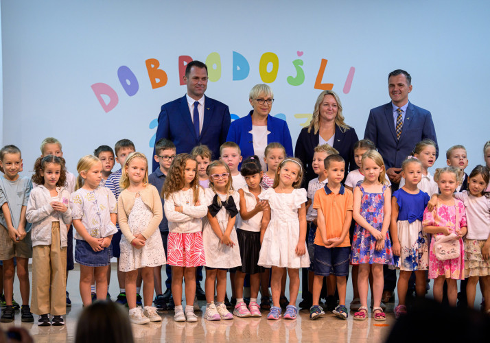 Predsednica s prvošolci na prvi šolski dan.