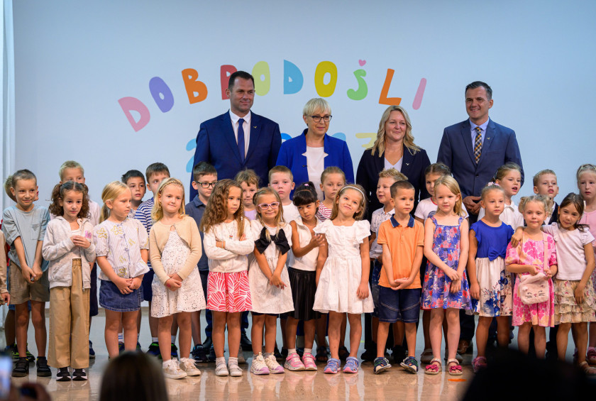 Predsednica s prvošolci na prvi šolski dan.