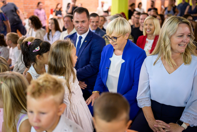 Predsednica s prvošolci na prvi šolski dan.