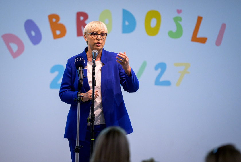 Predsednica nagovarja prvošolce.