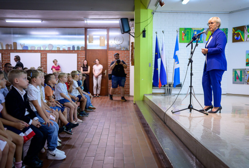 Predsednica nagovarja prvošolce.