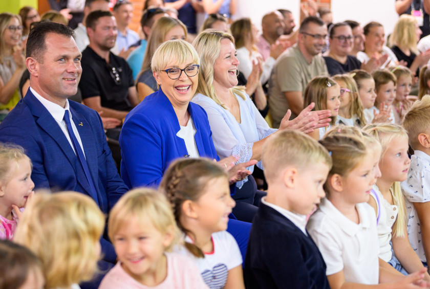 Predsednica s prvošolci na prvi šolski dan.