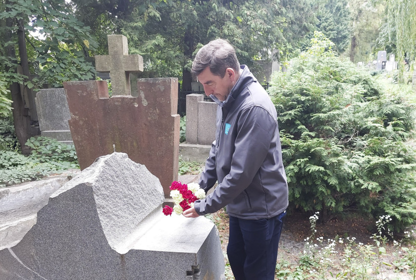 Dr. Aleš Musar polaga cvetje na grob.