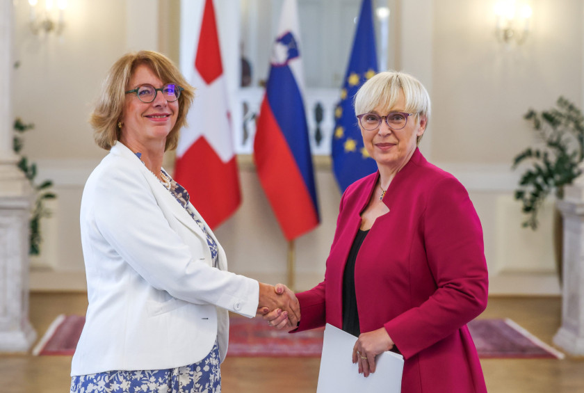 Predsednica in veleposlanica Švice se rokujeta.