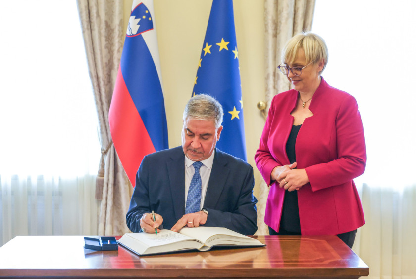 Veleposlanik Irana se vpisuje v knjigo gostov.