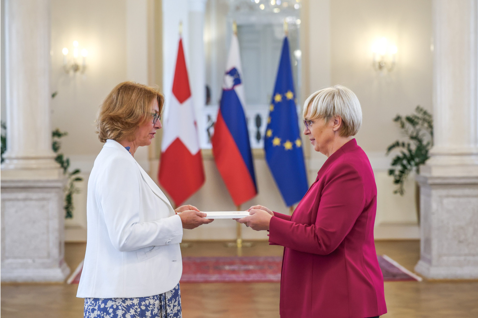 Veleposlanica Švice predsednici predaja poverilno pismo.