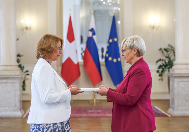 Veleposlanica Švice predsednici predaja poverilno pismo.
