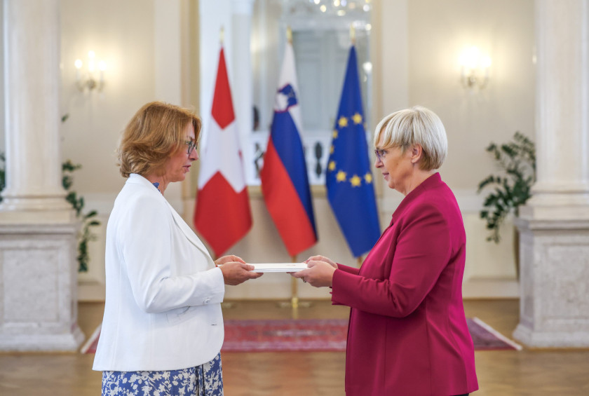 Veleposlanica Švice predsednici predaja poverilno pismo.