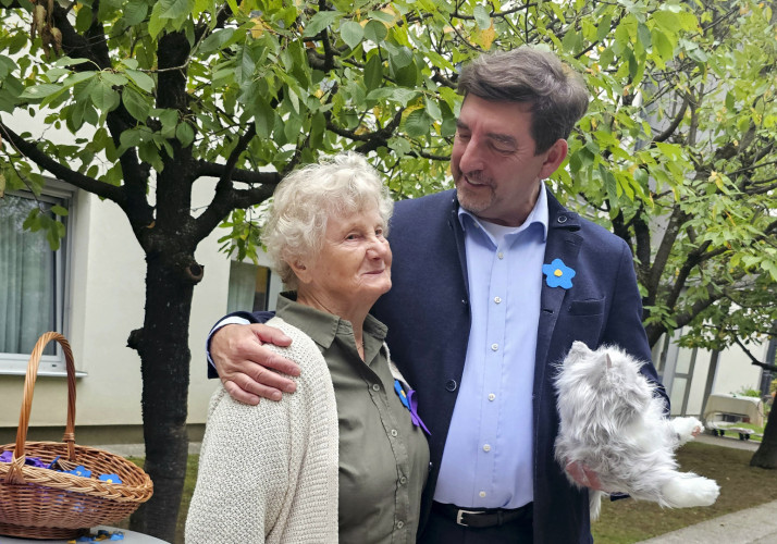 Dr. Aleš Musar z oskrbovanko DSO Fužine in belo terapevtsko muco.